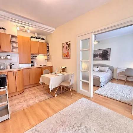 Elegant And Bright Flat In A Quiet Area Apartman