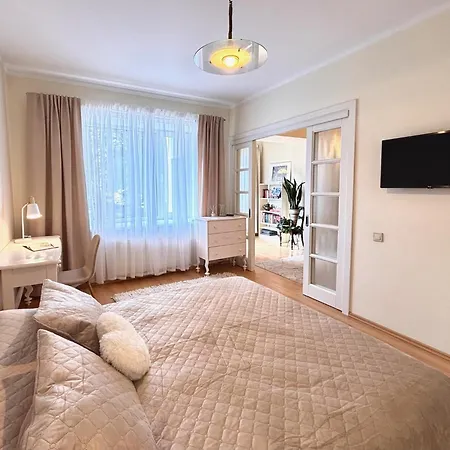 Elegant And Bright Flat In A Quiet Area Apartman